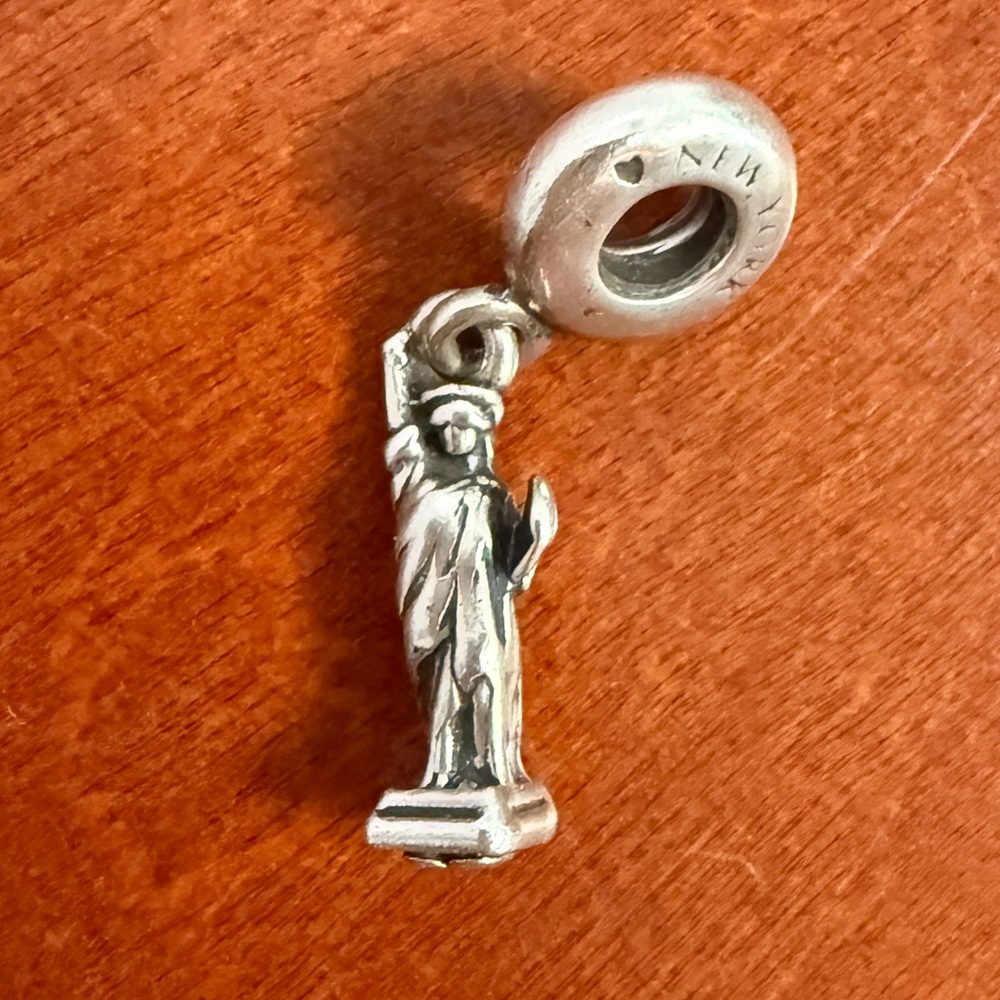 Pandora silver Statue of Liberty charm.